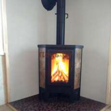 Недорогая печь-камин Бавария Эко угловая с плитой одна конфорка фото в интерьере в Пинске