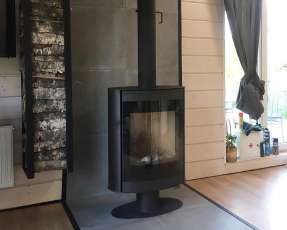 Печь-камин с теплообменником Мета-Бел АОТ 7.0-01 Свитязь фото в интерьере в Пинске