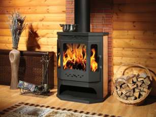 Стальной камин с дровницей Бавария призматик с плитой фото в интерьере в Пинске