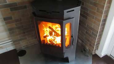 Печь-камин Бавария призматик пристенно-угловой фото в интерьере в Пинске