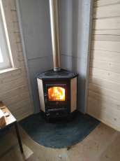 Недорогая печь-камин со стеклом Бавария угловая с плитой фото в интерьере в Пинске