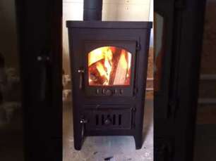 Чугунный недорогой камин со стеклом Бавария Оптима Чугун с плитой фото в интерьере в Пинске