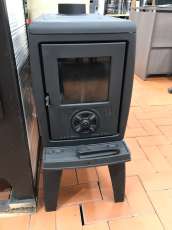 Печь-камин чугунный FireWay Zeige в интерьере Амазонка бай фото в Пинске