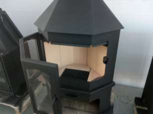 Стальной камин Бавария Мюнхен со стеклом угловой чёрный (без перемычки) фото купить в Пинске