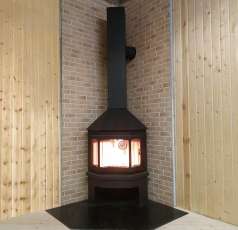 Стальной камин Бавария Мюнхен угловой чёрный (без перемычки) фото в интерьере в Пинске