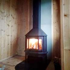 Стальной камин со стеклом Мюнхен угловой чёрный фото в интерьере в Пинске