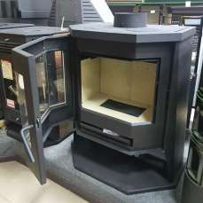 Стальной камин с шамотом Бавария панорама призма с плитой в интерьере фото в Пинске