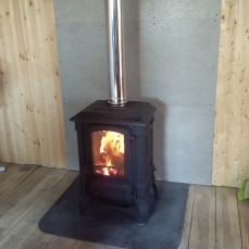 Печь-камин чугунный FireWay Bruno в интерьере чёрный Амазонка бай фото в Пинске