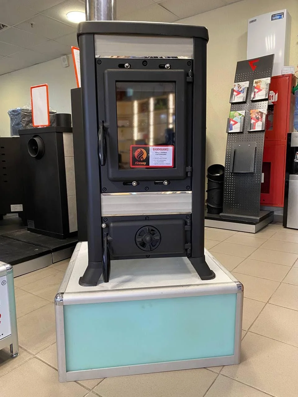 Печь-камин чугунный FireWay Klemens в интерьере Амазонка бай фото в Пинске