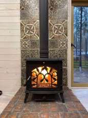 Печь-камин чугунный FireWay Demetra в интерьере Амазонка бай фото в Пинске