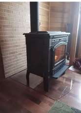 Печь-камин чугунный FireWay Gunter в интерьере чёрный Амазонка бай фото в Пинске