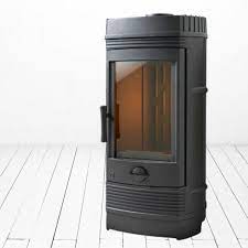 Печь-камин чугунный Invicta Gomont в интерьере Амазонка бай фото в Пинске