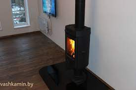 Печь-камин чугунный Invicta Mesnil в интерьере Амазонка бай фото в Пинске