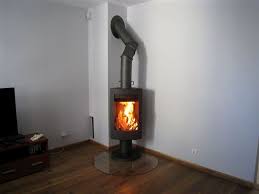 Печь-камин чугунный Invicta Alios в интерьере Амазонка бай фото в Пинске