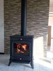 Печь-камин чугунный Invicta Altea в интерьере Амазонка бай фото в Пинске