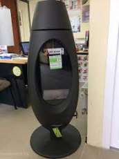 Печь-камин чугунный Invicta Ove в интерьере Амазонка бай фото в Пинске